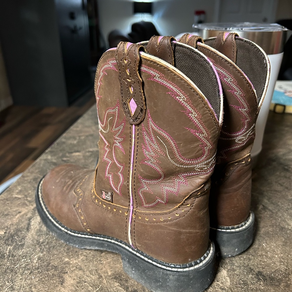 Justin Ladies Boots. Brown with some pink stitching. Good condition. Stock#L9903